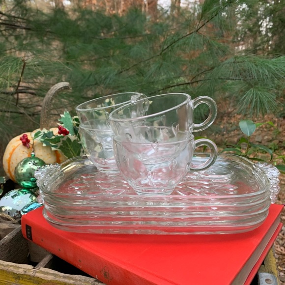 VINTAGE 4 sets of Hostess Snack Trays & Cups - Picture 3 of 11